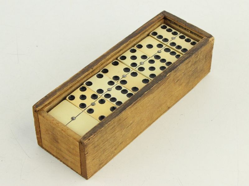 Antiek dominospel in houten doosje